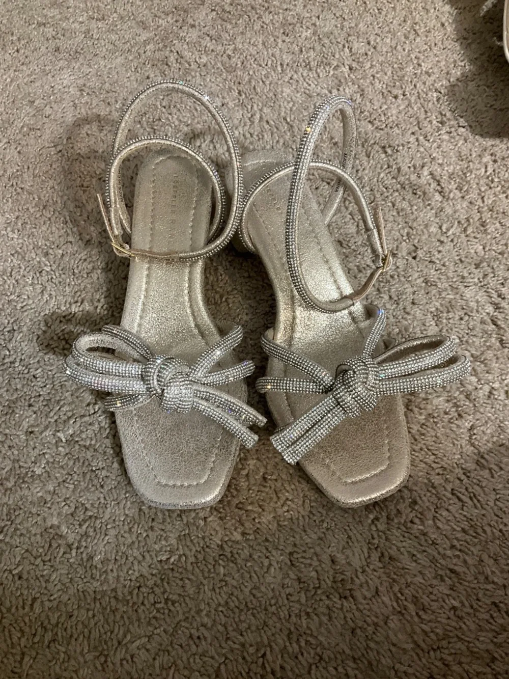 Loeffler Randall Mikel Cappuccino Bow Mid−Heel Sandal